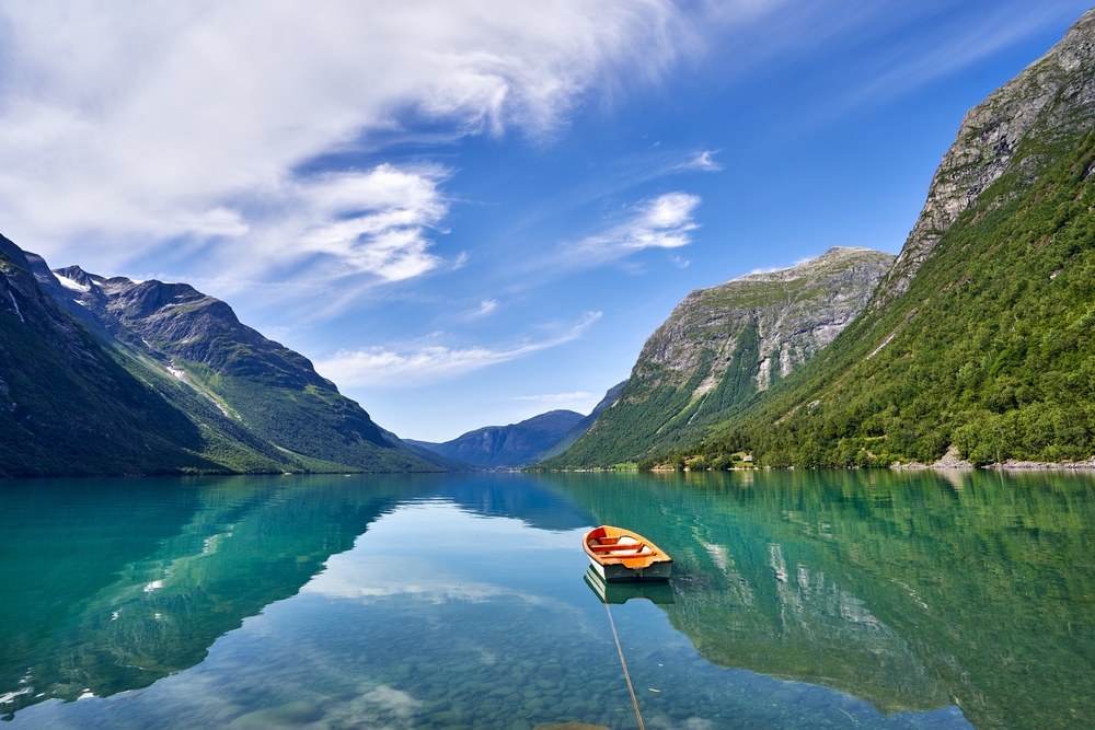 Sunny,And,Bright,Day,At,Lovatnet,Lake,In,Norway.,Mountains